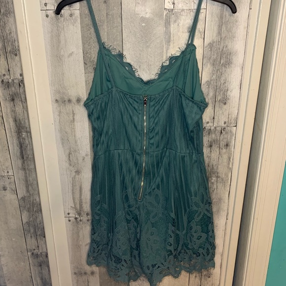 FOREST GREEN LACE ROMPER - Picture 4 of 5